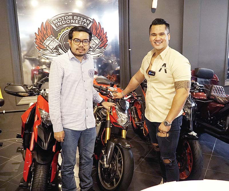 Owner ATRA Garage, Adil Matra (kanan) dan Wakil Ketua DPRD Kota Pekanbaru, Ginda Burnama (kiri) foto di depan kendaraan moge.