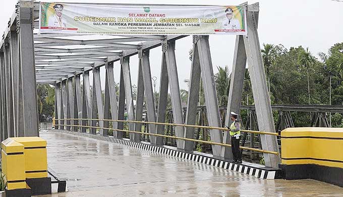 Jembatan Sei Siasam di Desa Rokan Timur, Kecamatan Rokan IV Kota, Kabupaten Rokan Hulu yang menghubungkan ruas Jalan Ujung Batu-Rokan hingga ke batas Sumatera Barat, kini sudah bisa digunakan.