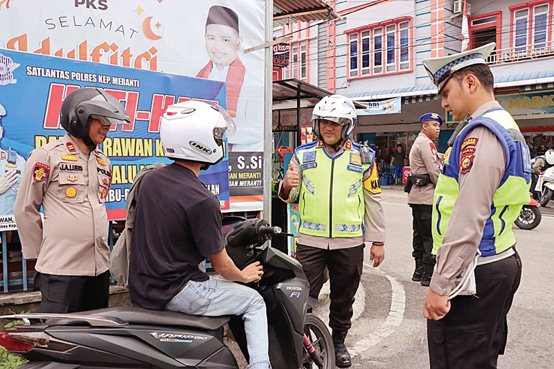 Kapolres Kepulauan Meranti AKBP Andi Yul Lapawesean Tendri Guling SH SIK MH, mengedukasi pengendara yang tidak menggunakan kaca spion di Selatpanjang,Â  Rabu (6/9/2023).