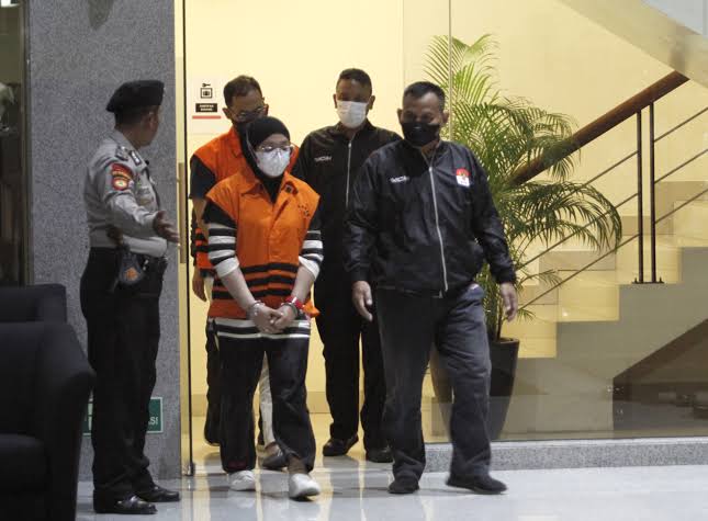 Fitria Nengsih mantan Kepala BPKAD Kabupaten Meranti dan Bupati Nonaktif Meranti M Adil saat digiring penyidik KPK, setelah operasi tangkap tangan (ott) beberapa waktu lalu.