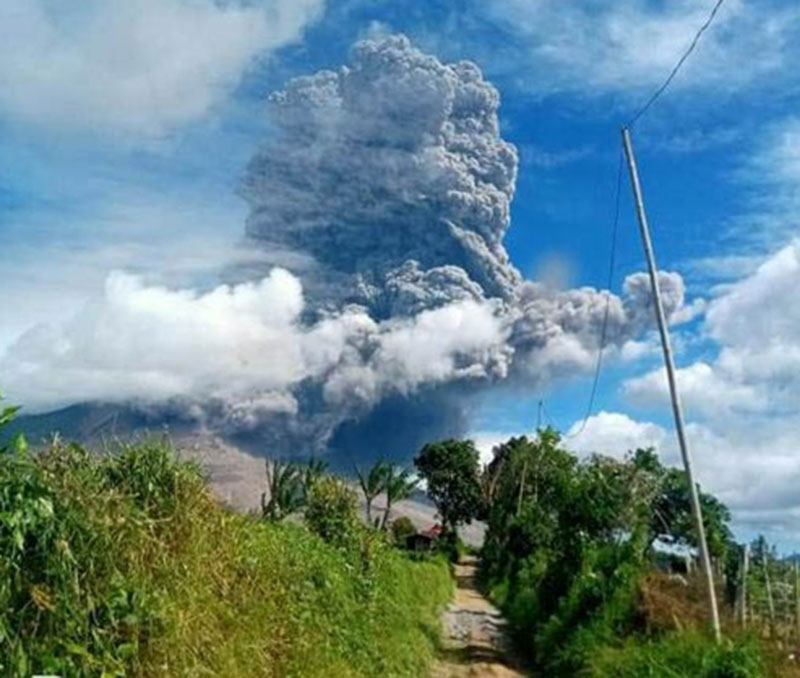 Gunung Sinabung di Sumatera Utara mengalami erupsi dengan mengeluarkan kabut hitam, Senin (10/8/2020).(SALIDEO SEMBIRING/JPG)