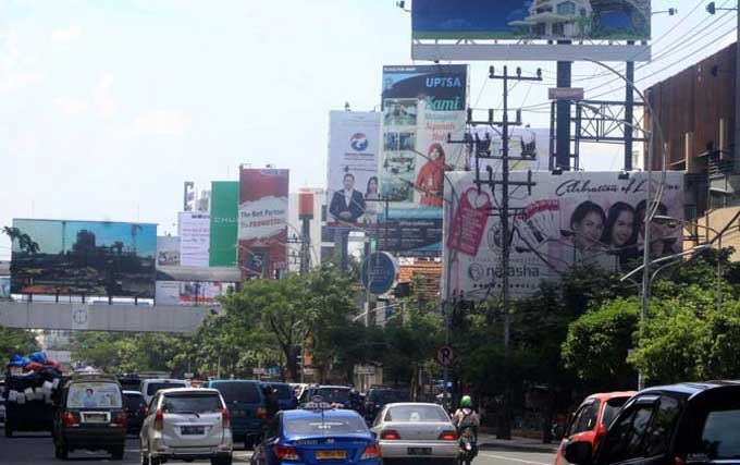 Reklame yang terlihat di jalan.