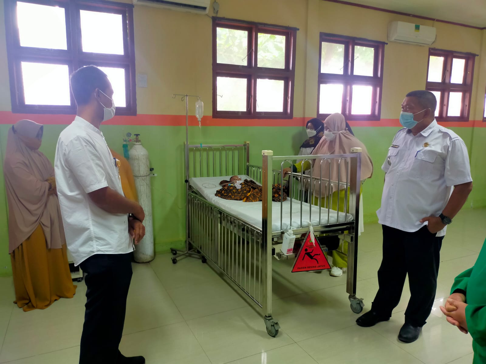 Plt Direktur RSUD Indrasari Rengat, Sepriadi didampingi Camat Batang Peranap, Yusri Erdi SPd (kanan) saat meninjau pasien gizi buruk, Rabu (13/10/2021).