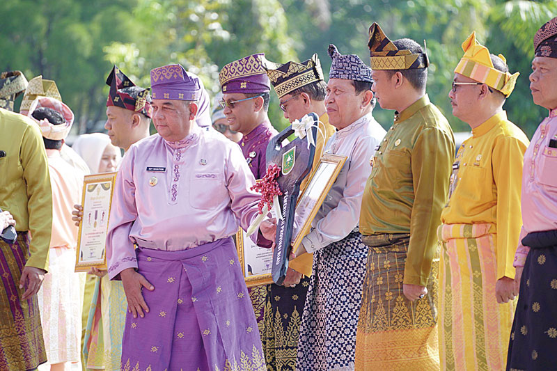 Wakil Gubernur Riau H Edy Natar Nasution secara simbolis menyerahkan duplikat kunci satu unit mobil pelayanan Adminduk dari Pemerintah Provinsi Riau kepada Bupati Rohul H Sukiman, usai pelaksanaan upacara peringatan HUT ke-66 Provinsi Riau di halaman kant