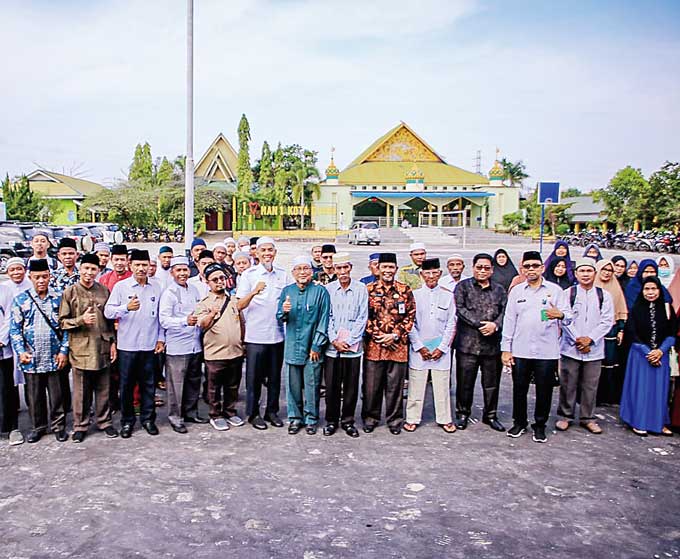 Wali Kota Dumai H Paisal foto bersama dengan tim seleksi dan peserta seleksi umrah gratis yang berasal dari mubalig, imam masjid dan guru mengaji, Rabu (18/1/2023).