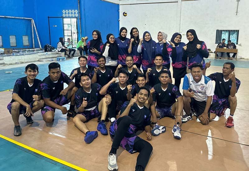 Peserta Voli BRI RO Pekanbaru foto bersama di sela pertandingan dalam rangka memeriahkan HUT ke-128 BRI, di GOR Korem, Simpang Tiga, Pekanbaru, Sabtu (25/11/2023).