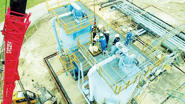 Penggantian pecan dan walnut ke cangkang kemiri yang sudah di-crusher 10/20 mesh di nutshell filter lapangan Pedada, baru-baru ini.(BOB PT BSP FOR RIAUPOS.CO)