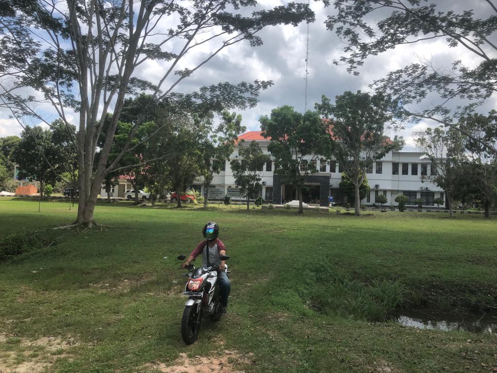 Kantor Dinas Pendidikan dan Kebudayaan (Disdikbud) Siak teduh dengan pepohonan yang terjaga. Foto diambil Rabu (2/3/2022).