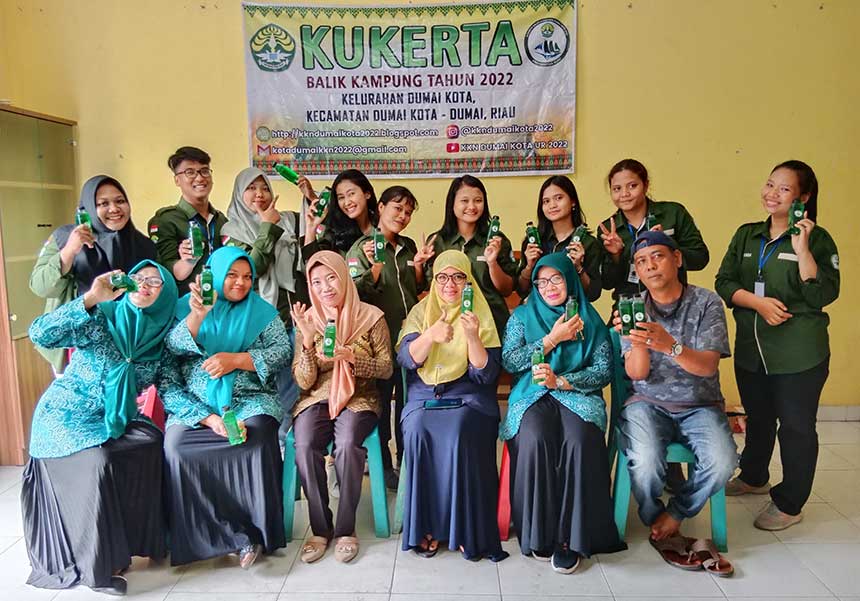 Mahasiswa Kukerta Balek Kampung Unri foto bersama dengan ketua dan pengurus TP-PKK Kelurahan Dumai Kota dalam rangka demonstrasi pembuatan sabun cuci piring, Selasa (2/8/2022).