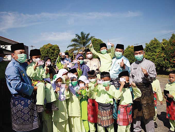 Bupati Siak H Alfedri dan istrinya Rasidah Alfedri foto bersama putrinya Zahratul Ahya dan suaminya M Fadel Variza putra Hasrizal Hasyim dan Eva Susanti di Gedung Daerah Sultan Syarif Qasim II di Kecamatan Mempura Siak, Senin (7/3/2022).