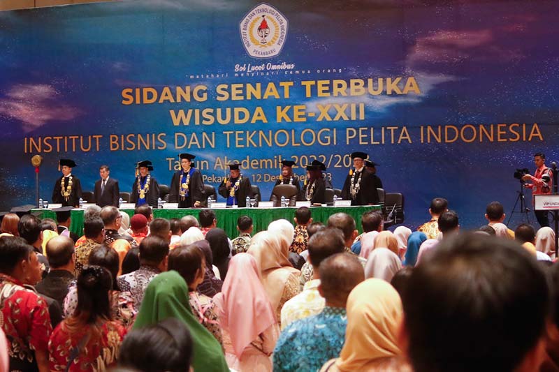 Rektor Institut Bisnis dan Teknologi Pelita Indonesia Prof Dr Amries Rusli Tanjung SE MM AK (empat kanan) didampingi Wakil Rektor I Prof Dr Teddy Chandra SE MM (empat kiri) saat Sidang Senat terbuka Wisuda XXII Institut Bisnis dan Teknologi Pelita Indones