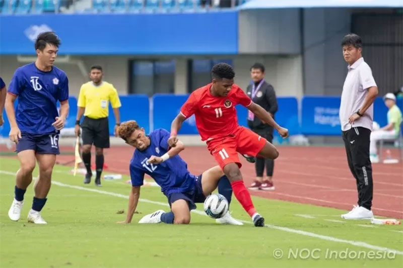 Ramai Rumakiek ketika dikawal dua pemain Taiwan U-23 di pertandingan penyisihan Grup F Asian Games 2022, Kamis (21/9/2023). Garuda Muda menyerah 0-1 di laga tersebut.