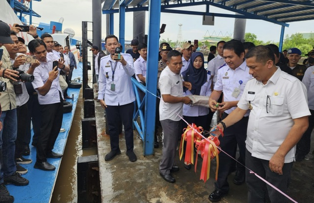 Bupati Meranti H Muhammad Adil gunting pita keberangkatan perdana MV Pintas Samudra 88 di Dermaga Pelabuhan Tj Harapan, Kabupaten Kepulauan Meranti, Rabu (11/1/2023) pagi.