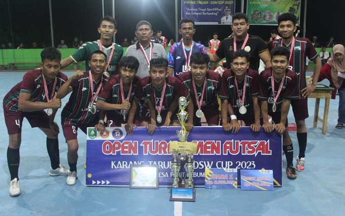 Pemain Saza FC foto bersama usai penyerahan hadiah di lapangan futsal Sport Center Desa Parit Kebumen  Rupat, Bengkalis, Sabtu (18/3/2023).