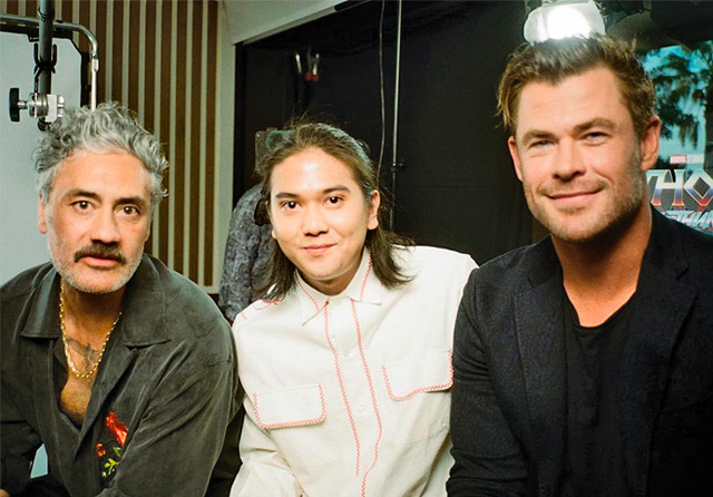 Iqbaal Ramadhan diapit aktor Hollywoiod Chris Hemsworth (kanan) dan sutradara Taika Waititi (kiri). Mereka berfoto bersama setelah melakukan sesi interview di premiere film Thor: Love and Thunder di Sydney, Australia.