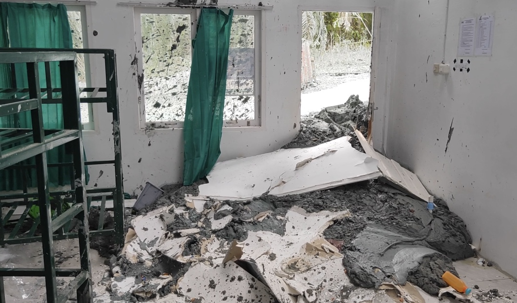 Material lumpur dari semburan diduga gas di Tenayan Raya, Pekanbaru masuk ke dalam ruangan pesantren di lokasi kejadian, Jumat (5/2/2021).(EVAN GUNANZAR/RIAUPOS.CO)