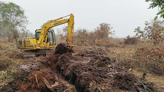 Alat berat bekerja membuat sekat di lokasi kebakaran hutan dan lahan di Dumai untuk mencegah api menjalar ke lahan lain, Selasa (2/5/2023).