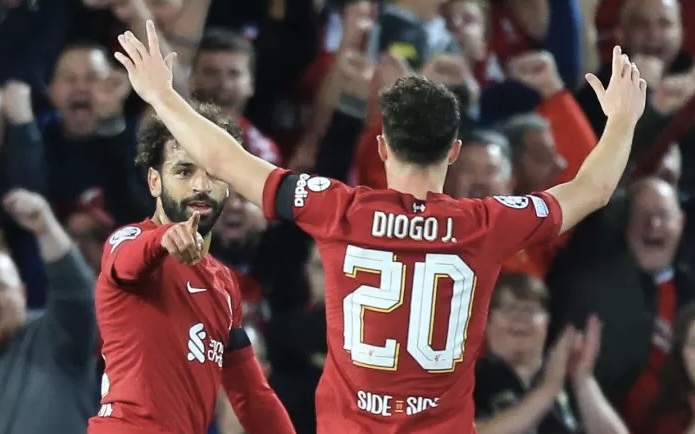 Mohamed Salah dan Diogo Jota merayakan gol ke gawang Nottingham Forest. Liverpool menang 3-2 berkat dua gol Jota dan satu gol Salah, Sabtu (22/4/2023).