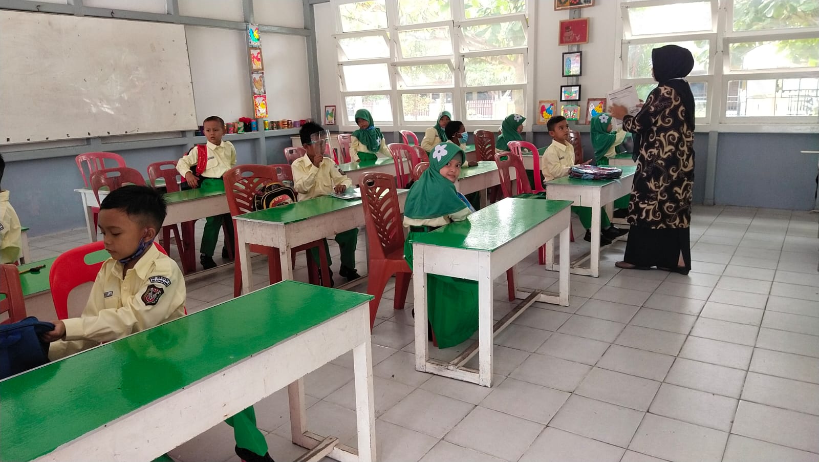 Sejumlah murid SDN 2 Kecamatan Tebingtinggi Kabupaten Kepulauan Meranti ketika mengikuti belajar tatap muka terbatas belum lama ini.
