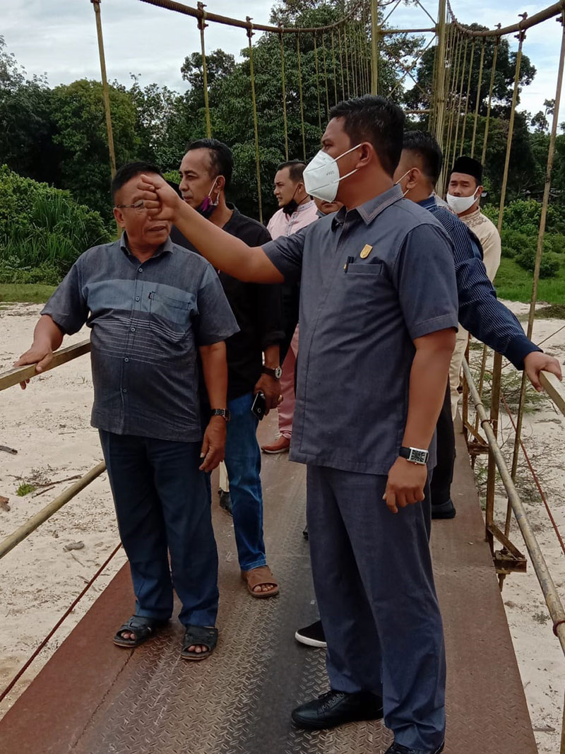 Ketua Komisi III DPRD Kuansing Romi Alfisah Putra SE dan anggota DPRD Kuansing lainnya didampingi pemuka masyarakat Singingi meninjau kondisi jembatan gantung yang menyeberangi Sungai Singingi di Kelurahan Muara Lembu Singingi, Kamis (8/10/2020). (JUPRISO