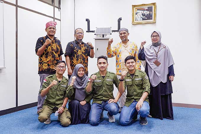 Mahasiswa Program Studi Teknologi Rekayasa Mekatronika (PSTRM) Politeknik Caltex Riau foto bersama manajemen Asia Pulp and Paper (APP) Sinarmas dan dosen usai presentasi produk di PCR, baru-baru ini.