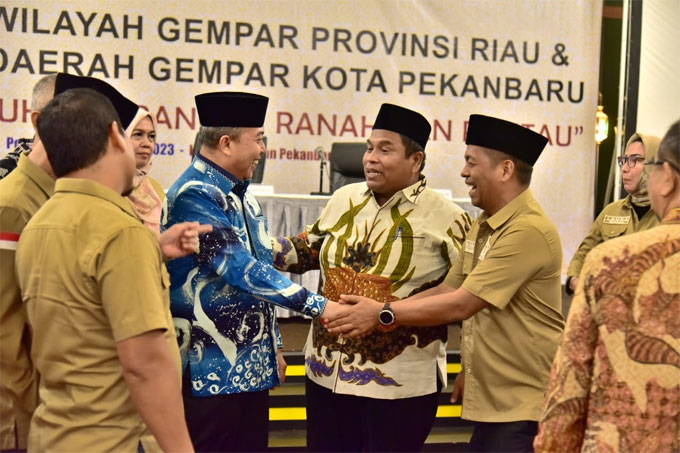 Bupati Padang PariamanÂ  Suhatri Bur (tengah) bersama Ketua DPW Gempar Riau Amran Tambi menyambut hangat Asisten I Pemko Pekanbaru Syoffaizal (batik biru) dalam acara Rakerwil DPW Gempar Riau di Ballroom Hotel Pangeran Pekanbaru, Jumat (17/2/2023) malam.
