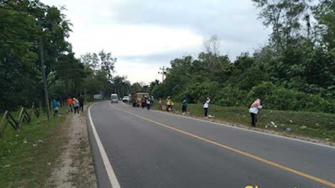 Petugas UPT DLH Kecamatan Pinggir bergotong-royong membersihkan ceceran sampah di Jalan Lintas Wonosobo-Balai Raya (Duri-Pinggir), Kamis (2/6/2022).