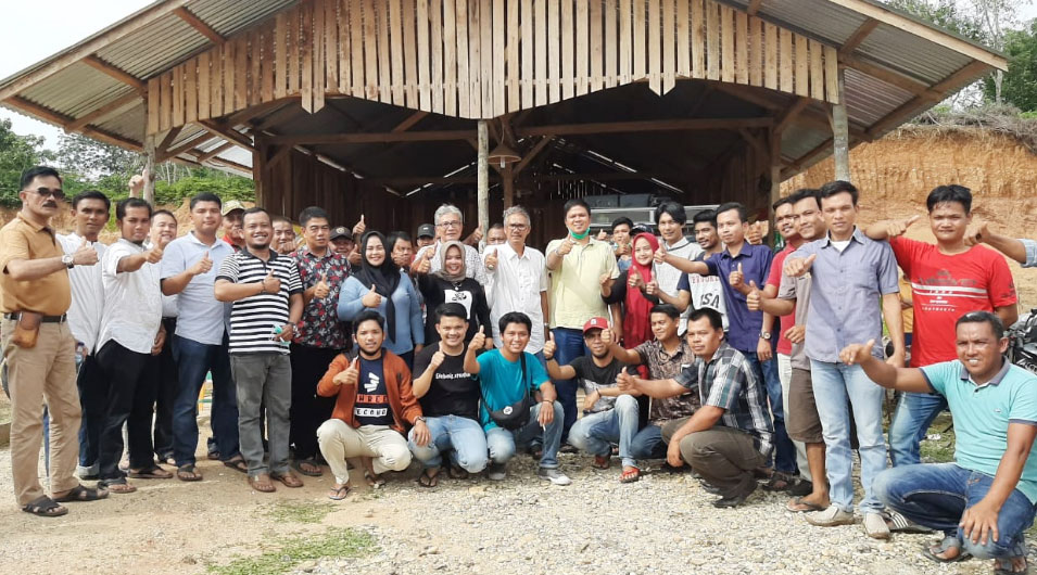Ketua DPRD Kuansing Andi Putra SH MH bersama anggota DPRD Riau H Sukarmis dan rombongan foto bersama dengan perwakilan pemuda yang ada di Kecamatan Kuantan Mudik, di kawasan Danau Kebun Nopi, Lubukjambi, Selasa (16/6/2020).(JUPRISON/RIAUPOS.CO)