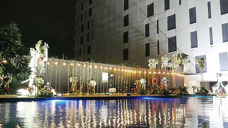 Suasana venue kolam renang Prime Park Hotel and Convention Pekanbaru yang dijadikan salah satu tempat untuk menggelar resepsi penikahan.(PRIME PARK FOR RIAUPOS.CO)