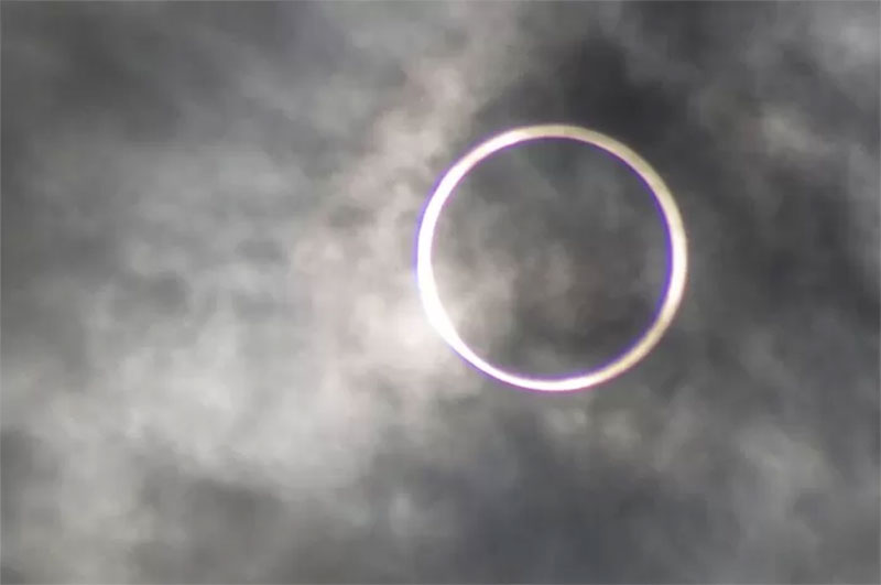 Gerhana Matahari Cincin akan terjadi malam ini Sabtu (14/10/2023).