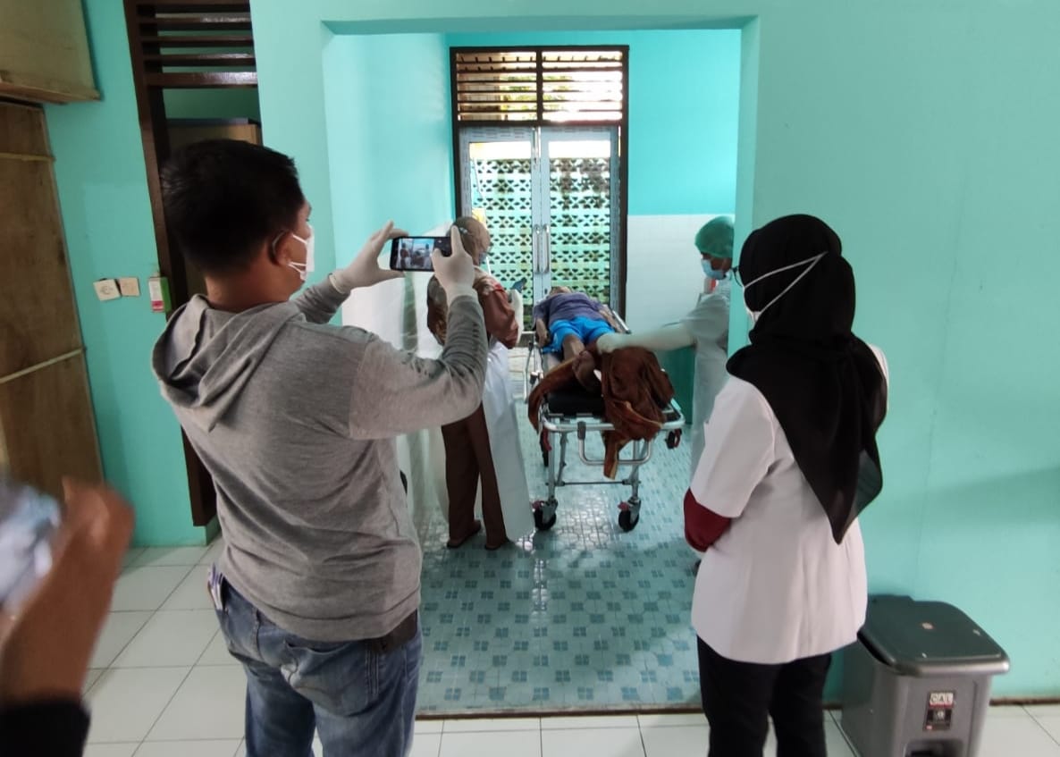 Jasad WBP Rutan Rengat saat berada di RSUD Indrasari Rengat untuk dilakukan visum, Senin (20/6/2022).