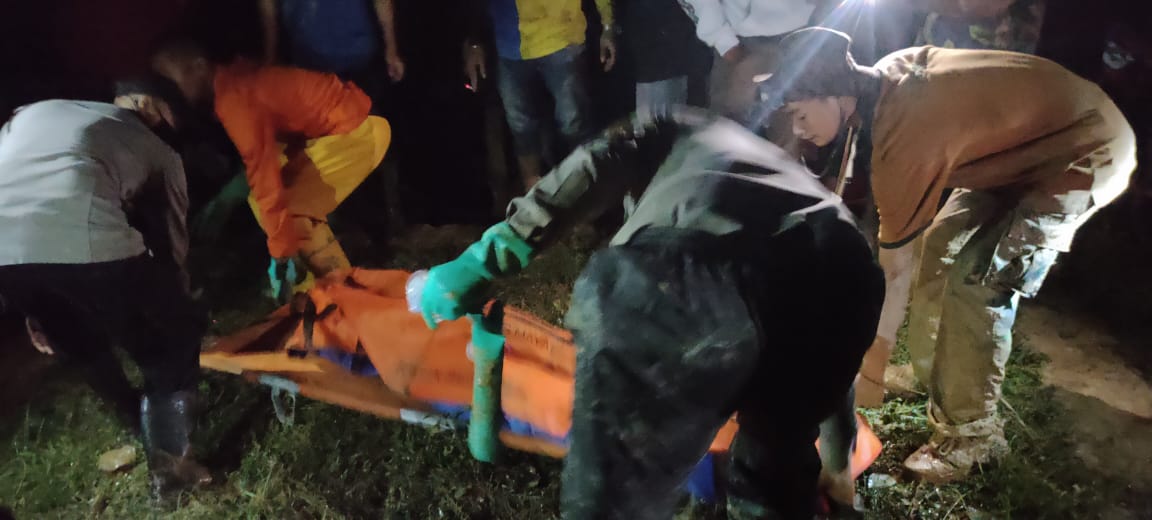 Evakuasi warga terdampak tanah longsor dan banjir bandang di Kabupaten Pariaman, Provinsi Sumatera Barat, Rabu (29/9/2021) malam.