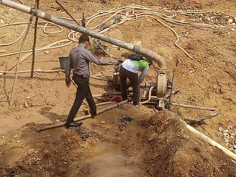 Personel Polsek Singingi, Jumat (25/3/2022), melakukan operasi penertiban penambangan emas tanpa izin di Kelurahan Muara Lembu, Kecamatan Singingi.