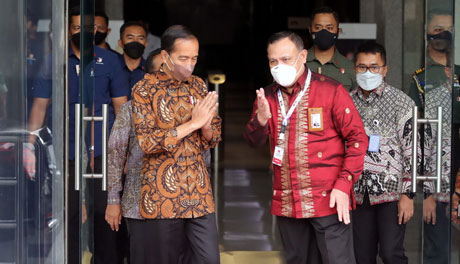 Presiden Joko Widodo didampingi Ketua KPK Firli Bahuri usai  menghadiri peringatan Hari Anti Korupsi Sedunia (Harkodia) di Gedung Merah Putih KPK, Jakarta, Kamis (9/12/2021). Foto kanan, Kapolri Jenderal Pol Listyo Sigit Prabowo (kedua kiri) menyalami man