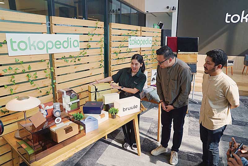 Manajemen Tokopedia bersama pelaku usaha menghadirkan berbagai tayangan interaktif melalui kanal video streaming Tokopedia PLAY, belum lama ini.