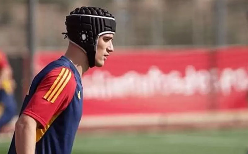 Gelandang timnas Spanyol Gavi mengenakan helm pelindung karena cedera robek bagian dalam telinga.