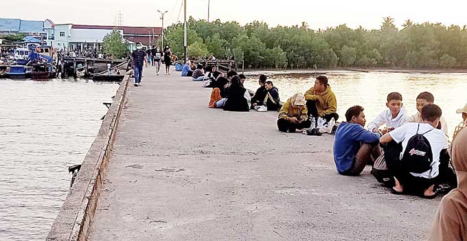 Pelabuhan TPI menjadi salah satu alternatif wisata dan tempat berkumpul bersama rekan bagi pelajar dan muda mudi di Kota Dumai, Sabtu (25/2/2023).