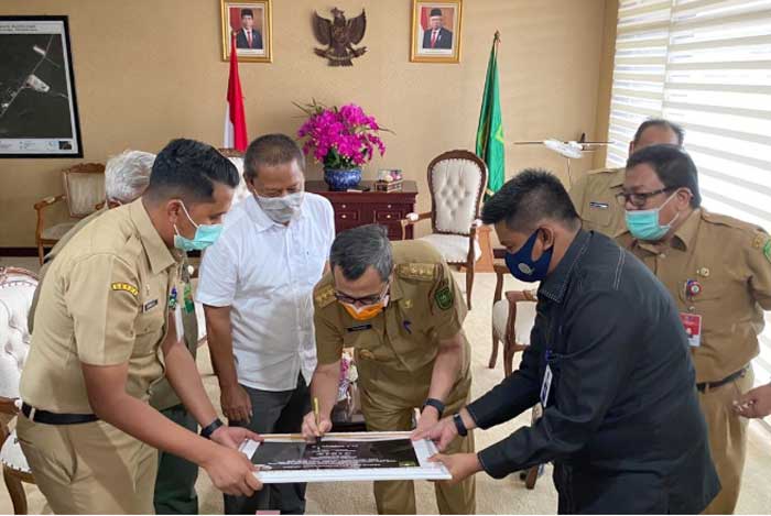 Gubernur Riau, Syamsuar  menandatangani sertifikat pemberian nama Damar kepada seekor bayi gajah jantan, Senin (6/7/2020). (BBKSDA RIAU FOR RIAUPOS.CO)