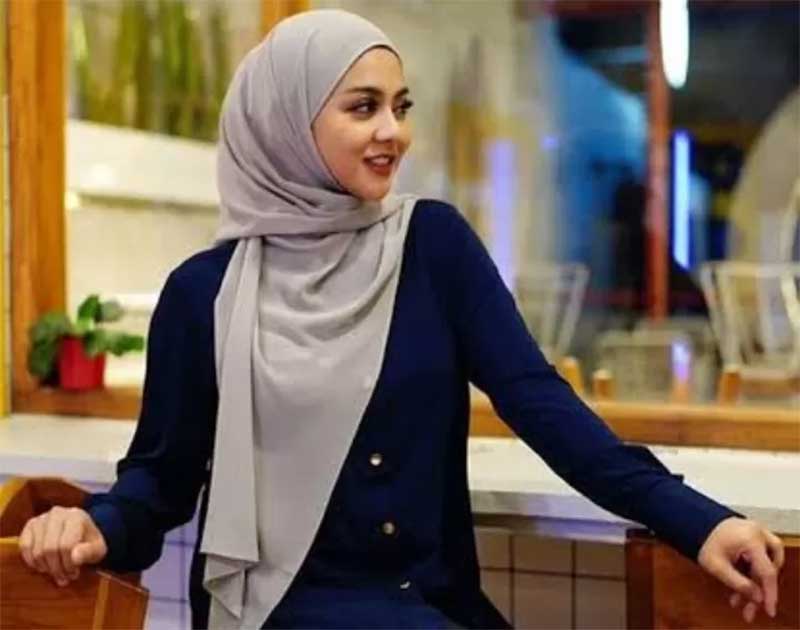 Jenita Janet berhijab.
