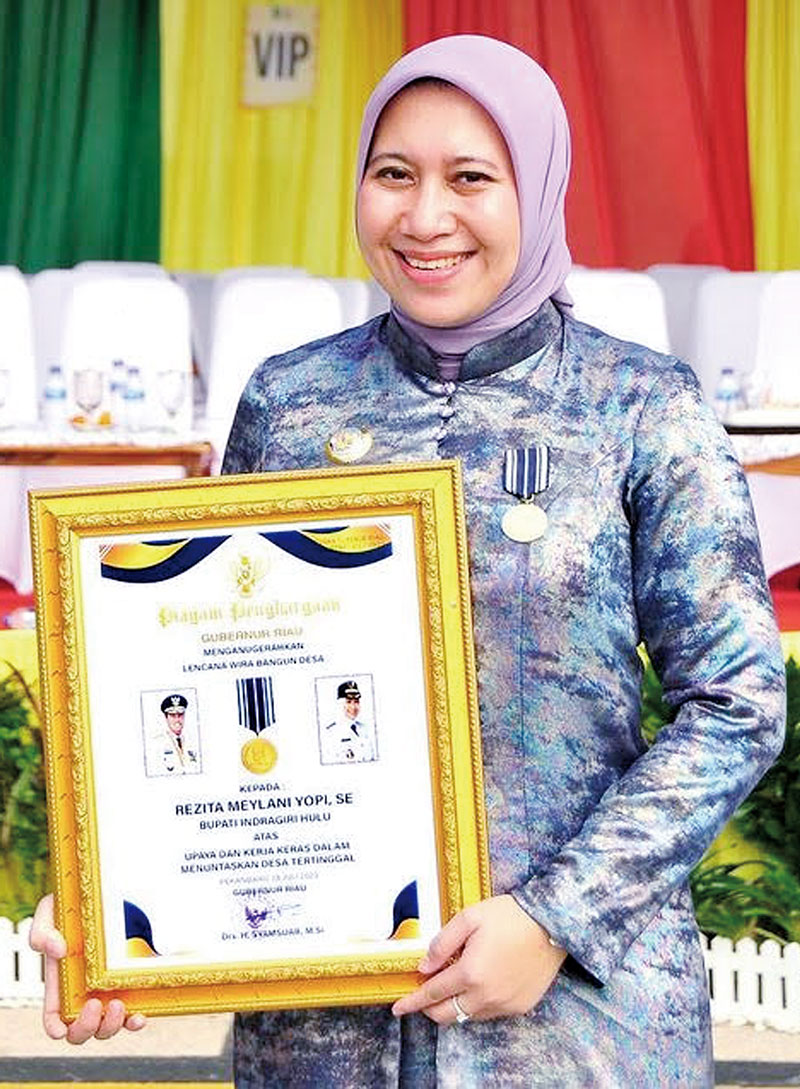 Bupati Inhu Rezita Meylani Yopi SE berfoto saat memegang piagam Lencana Wira Bangun Desa yang diserahkan Gubernur Riau H Syamsuar usai peringatan Hari Jadi Provinsi Riau, Rabu (9/8/2023)