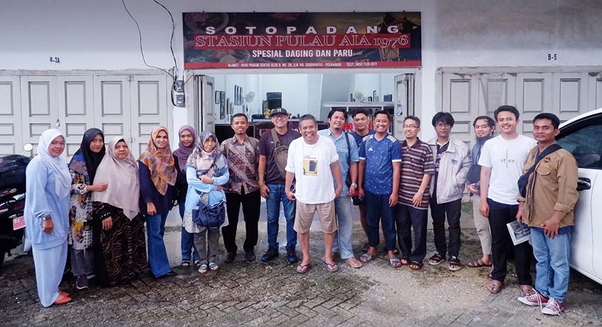 Para peserta diskusi &acirc;&euro;&oelig;Mudahkah Menjadi Sastrawan?&acirc;&euro; foto bersama dengan pembicara yang juga salah satu pendiri Komunitas Paragraf, Olyrinson (baju putih, tengah), di Warung Soto &acirc;&euro;&oelig;Stasiun Pulau Aia, 1976&ac
