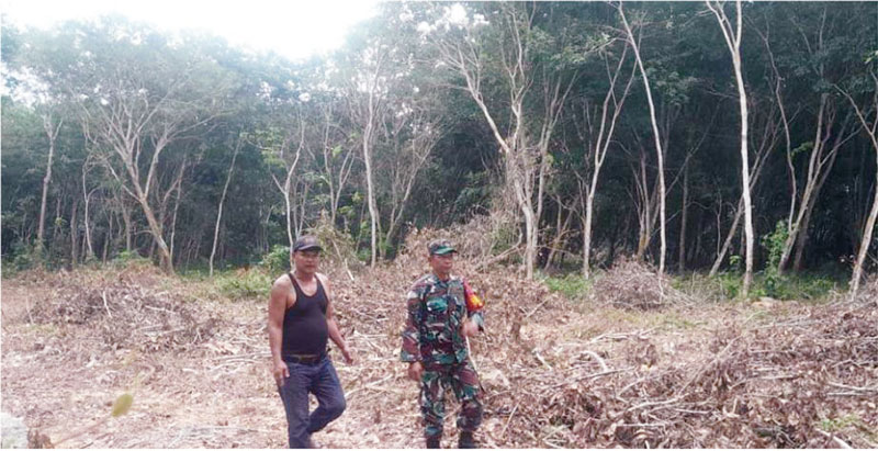 Personel Koramil 02/BK Serka M Aslim Lubis melakukan sosialisasi bahaya karhutla di Jalan Parit Ibrahim, RT 02, Kelurahan Guntung, Kecamatan Medang Kampai,  Kota Dumai, Ahad (24/9/2023).