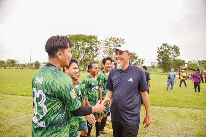 Wali Kota Dumai H Paisal bersalaman dengan para pemain, saat pembukaan turnamen sepakbola  Persada Cup I, Sabtu (24/6/2023).