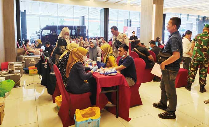 Staf Novotel saat mengikuti kegiatan donor darah yang dilaksanakan di area lobby belakang hotel, Selasa (7/3/2023).