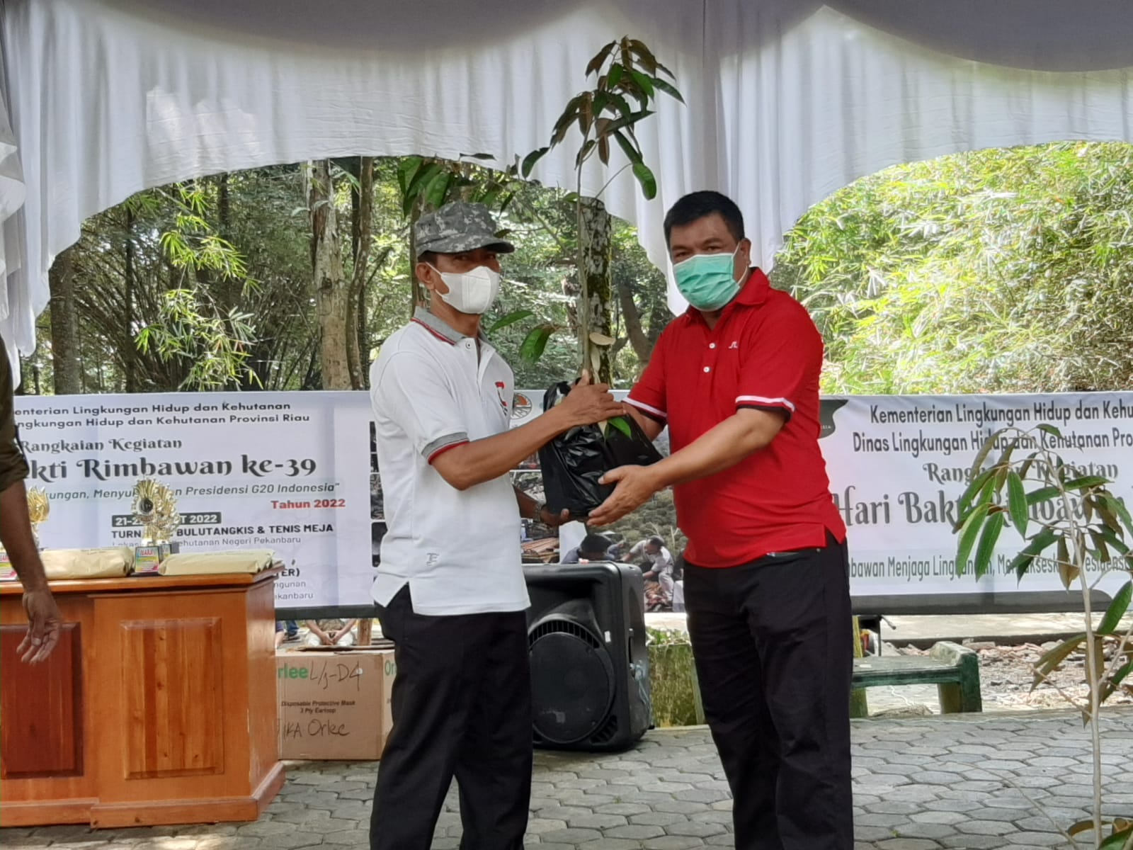 Kepala DLHK Riau menyerahkan bibit pohon yang akan ditanam di Hutan Kota Pekanbaru, Rabu (23/3/2022).