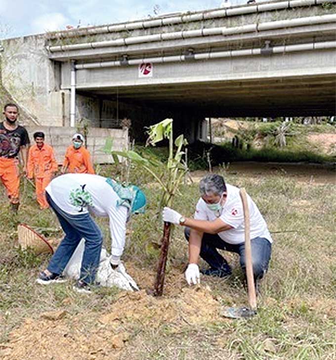 Hutama Karya bersama tim mela&Acirc;&shy;kukan penanaman sejumlah pohon di antaranya pisang di terowongan gajah, beberapa waktu lalu.