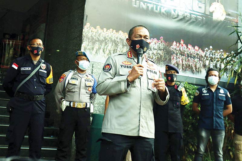 Kabid Humas Polda Metro Jaya Kombes Yusri Yunus memberikan keterangan kepada wartawan terkait Habib Rizieq Shihab di Mapolda Metro Jaya, Jakarta, Selasa (1/12/2020). (HARITSAH ALMUDATSIR/JPG)