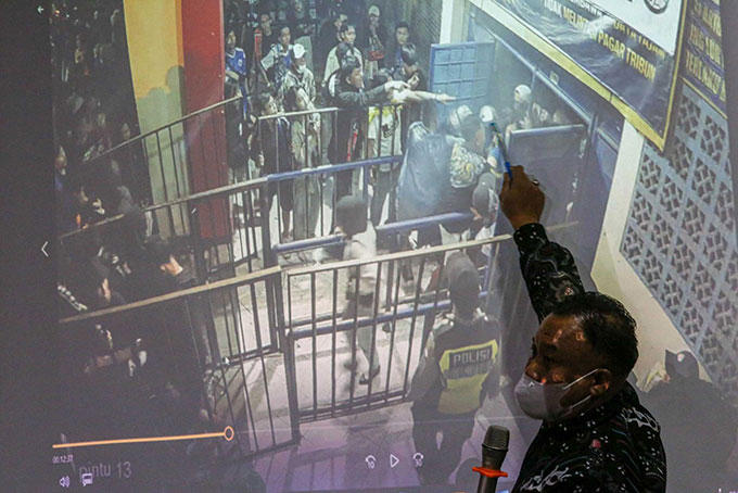 Komisioner Komnas HAM Mohammad Choirul Anam menunjukkan potongan video saat konferensi pers tentang hasil temuan tragedi kemanusiaan di Stadion Kanjuruhan Malang di Jakarta, Rabu (2/11/2022).