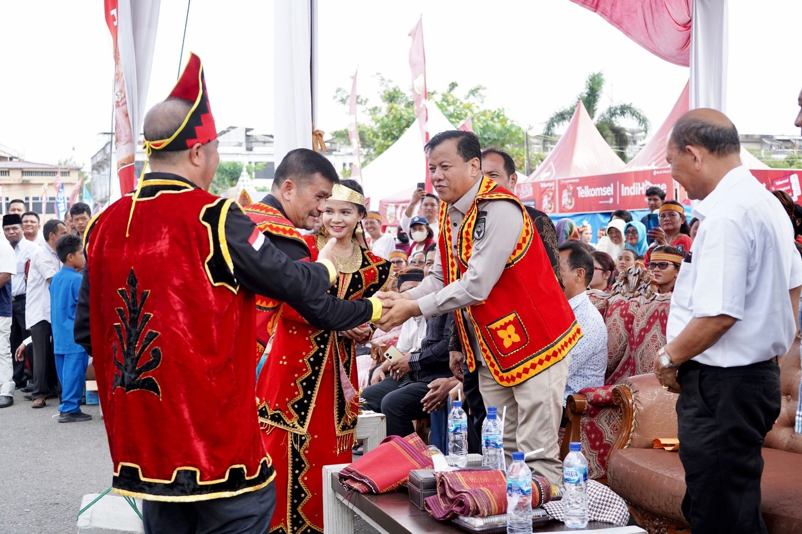 Bupati Kuansing H Suhardiman Amby AK MM berbaur bersama Ketua Forum Suku Nias Kuansing, Jumat (25/8/2023) di Taman Jalur Teluk Kuantan.
