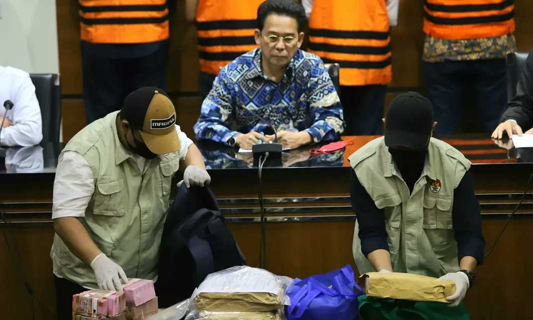 Barang bukti saat konferensi pers terkait OTT KPK pada kasus pembangunan jalur kereta api, Jakarta, Kamis (13/4/2023).Â Â Â 